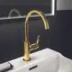 Waschtischarmatur in gebürstetem Goldfinish, senkrecht montiert, mit hohem Auslauf und einem Hebel zur Regulierung des Wasserflusses, von Ideal Standard.